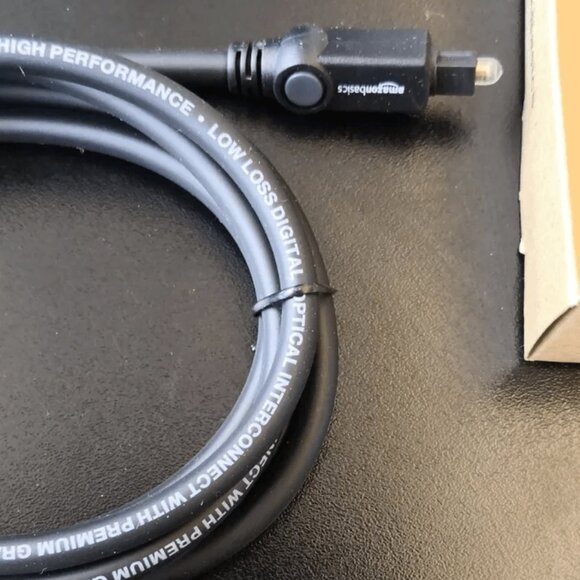 AmazonBasics Digital Optical Audio Toslink Cable - 6 Feet (1.8 Meters) - Picture 3 of 5
